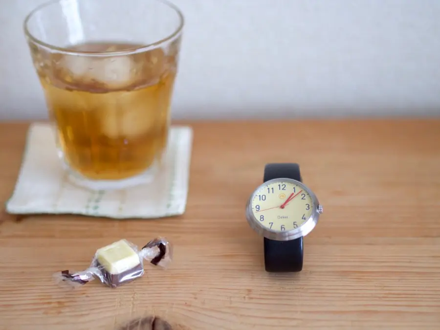 Movement in Motionの腕時計は赤い針色、買って良かった。 - おささるろぐ