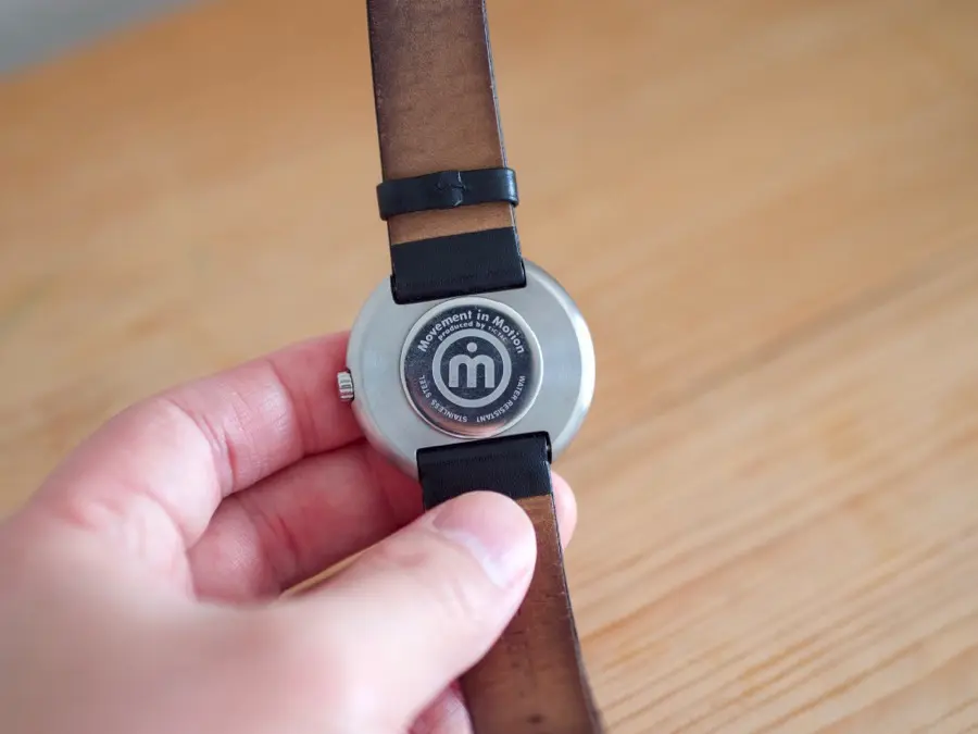 Movement in Motionの腕時計は赤い針色、買って良かった。 - おささるろぐ