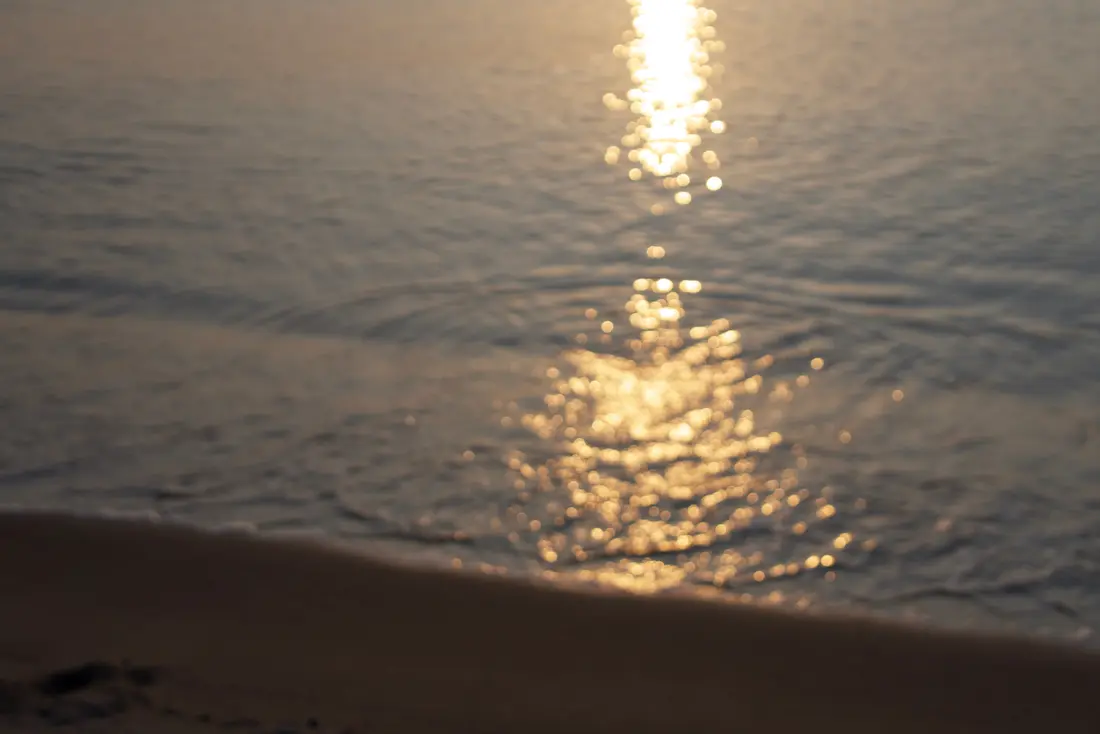 夏至の頃、夕方の海のきらきら - おささるろぐ