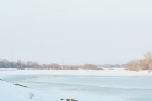 春の薄氷と茨戸川