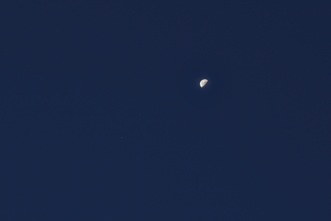 早朝の空、月と木星