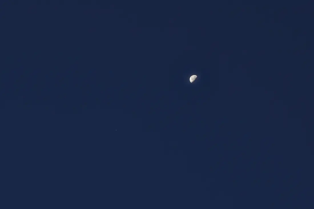 早朝の空、月と木星