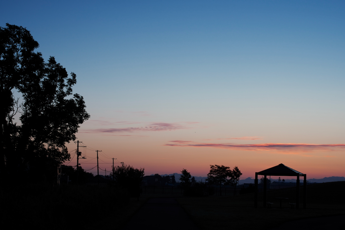 丘珠村界通線と夜明け前の空気