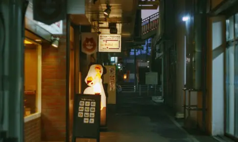 ガード下パン屋の灯り