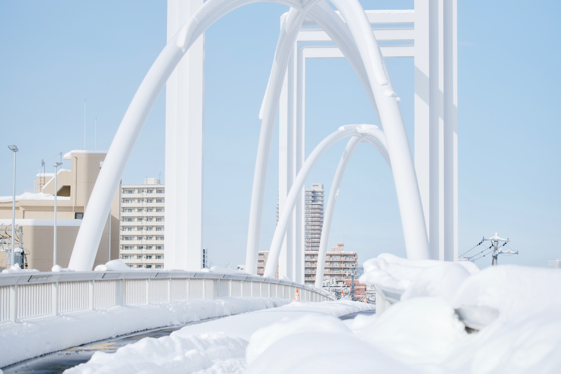 環状夢の橋と大雪のあとの青空