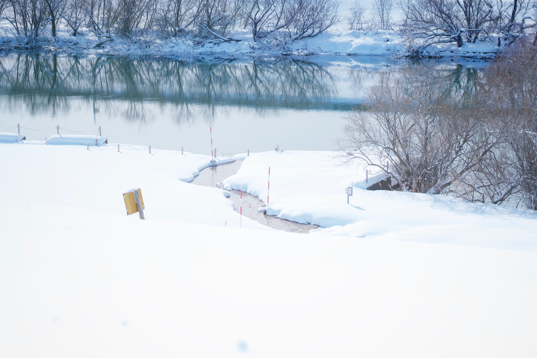 冬の千歳川、雪のある風景