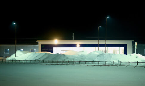 ロイズタウン駅の冬の夜は雪景色