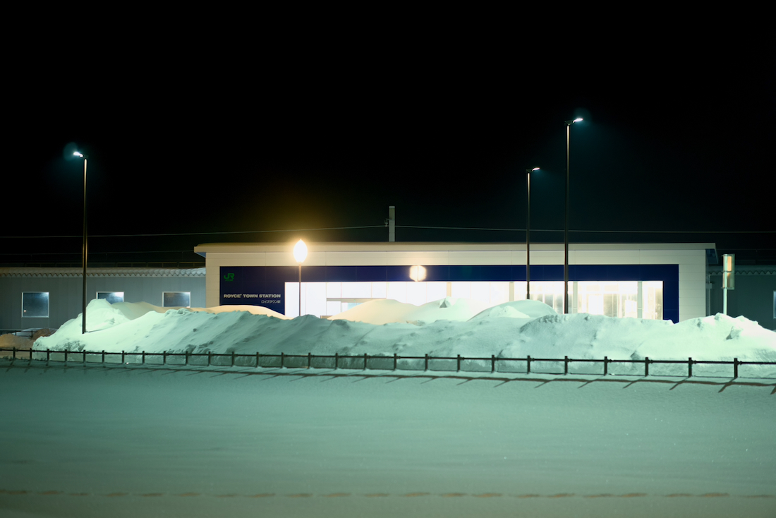 ロイズタウン駅の冬の夜は雪景色