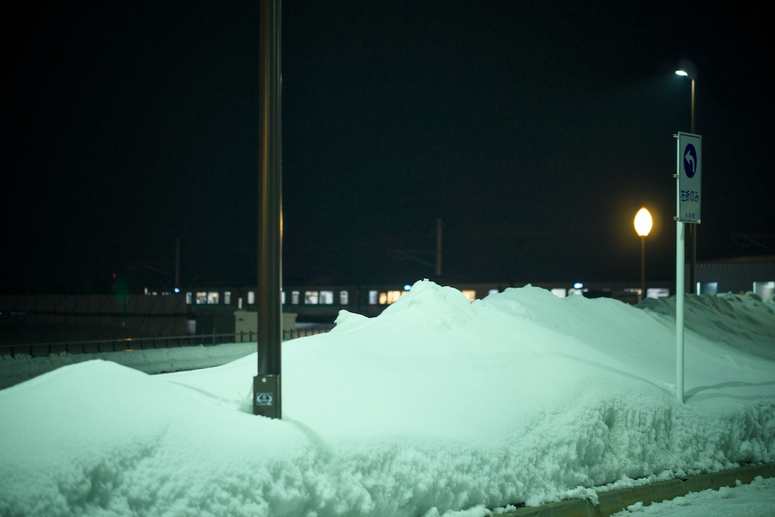 ロイズタウン駅の周辺と夜の雰囲気