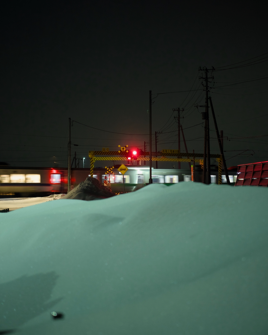 ロイズタウン駅から発車する夜の列車