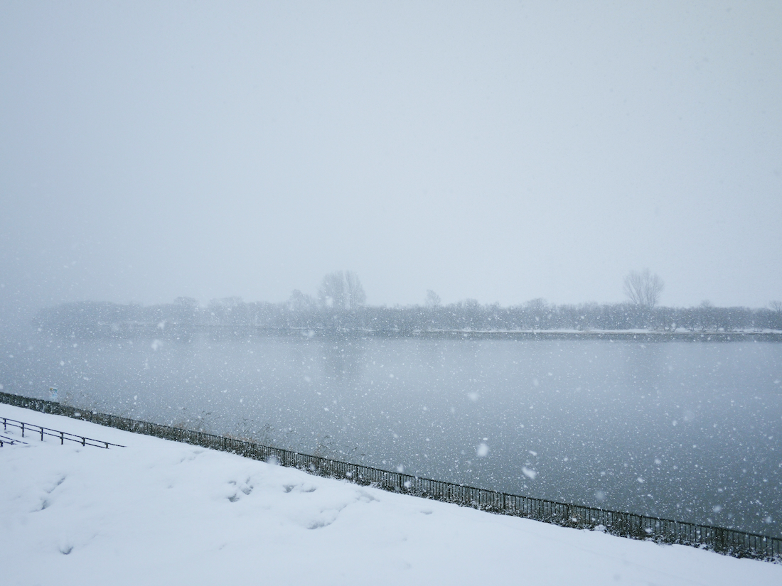 冬景色の茨戸川と石狩図書館の裏側