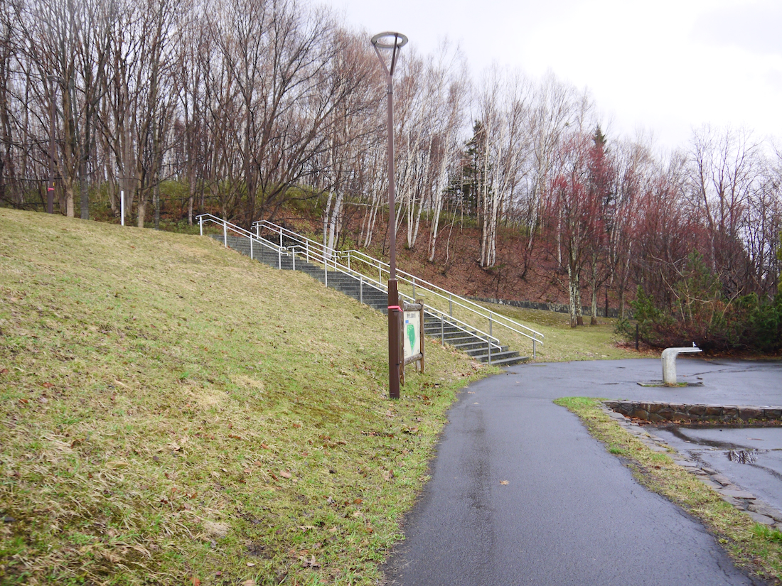 厚別区熊の沢公園の駐車場から