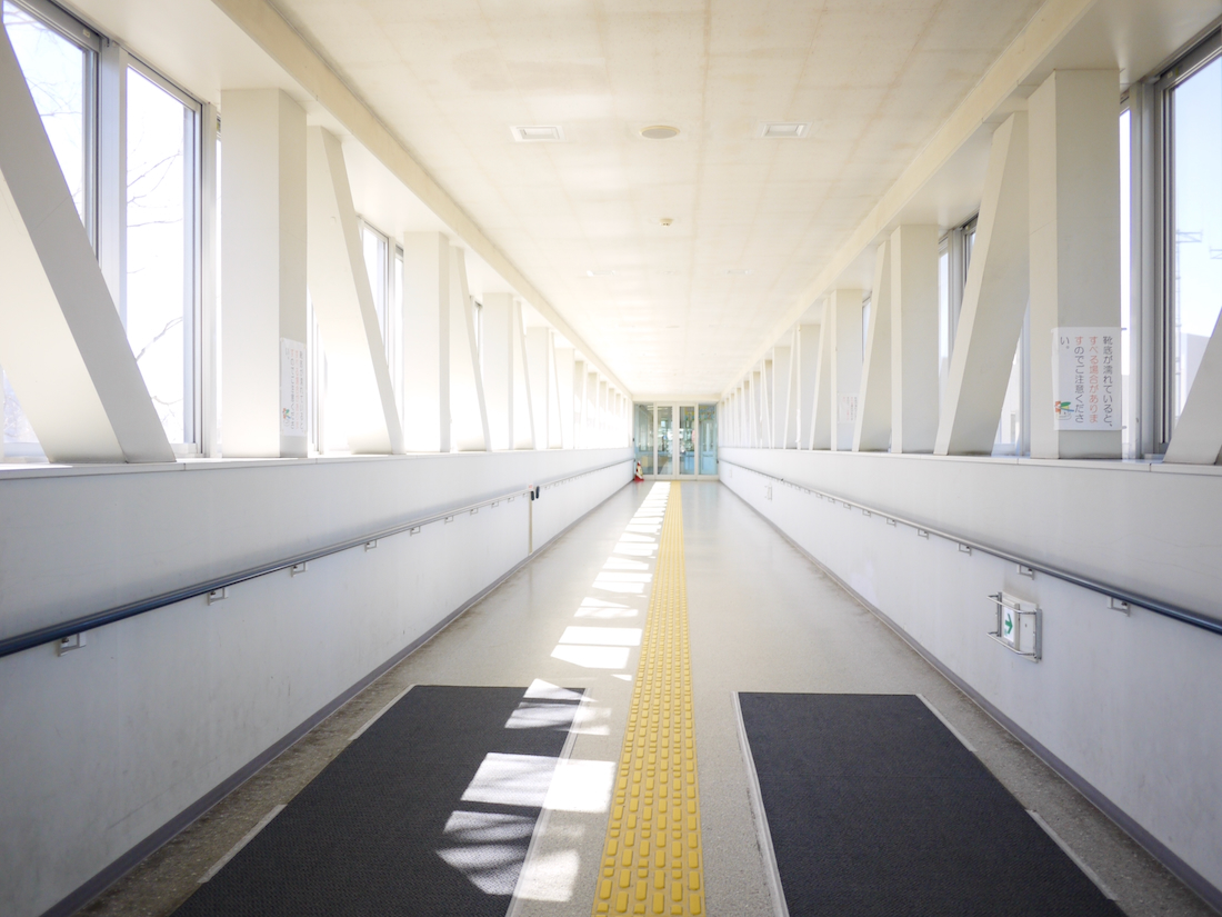 清田区役所の東玄関から本館への渡り廊下