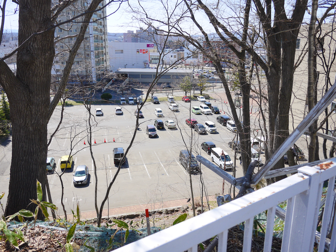 清田区役所の第1駐車場を坂上の東玄関から見下ろした様子