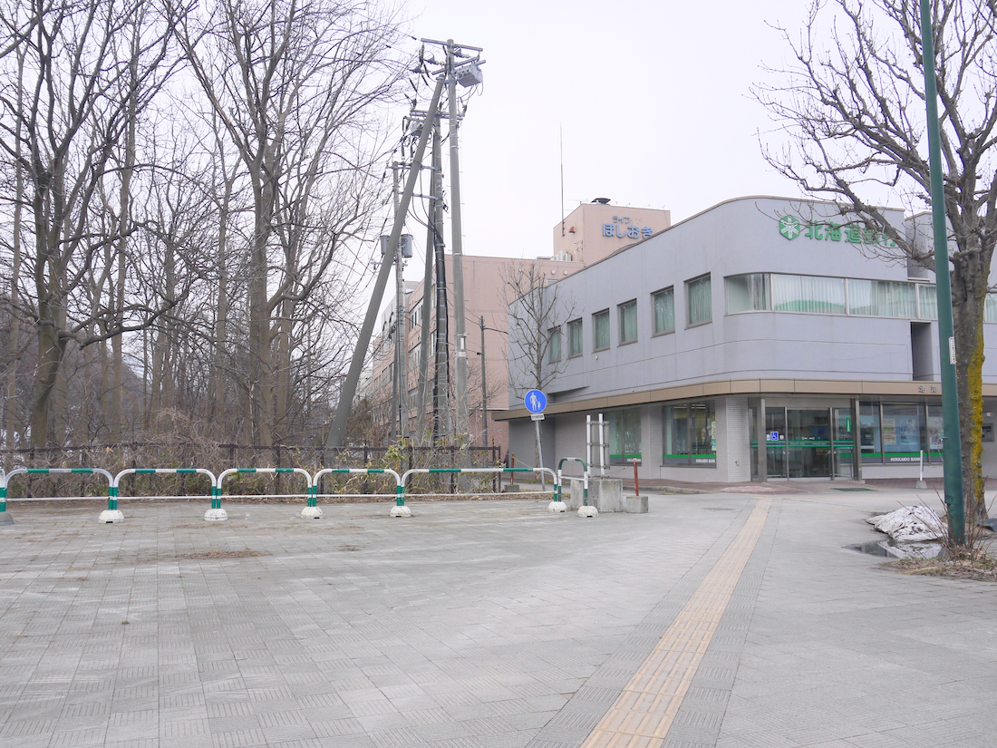 JR星置駅前の北海道銀行