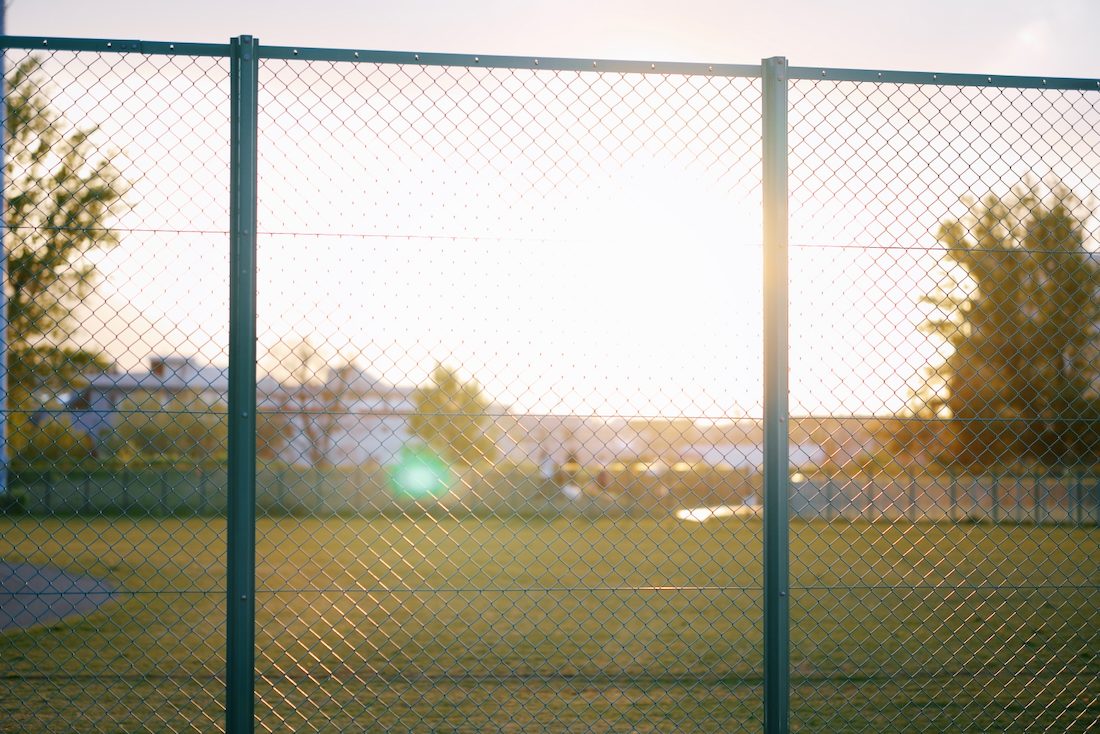 農試公園の夕方と野球場のフェンス