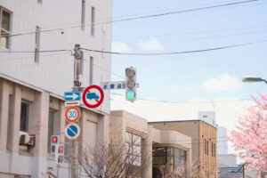 本郷通り商店街にある白石町の住所標識の信号機
