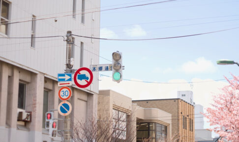 本郷通り商店街にある白石町の住所標識の信号機