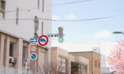本郷通り商店街にある白石町の住所標識の信号機