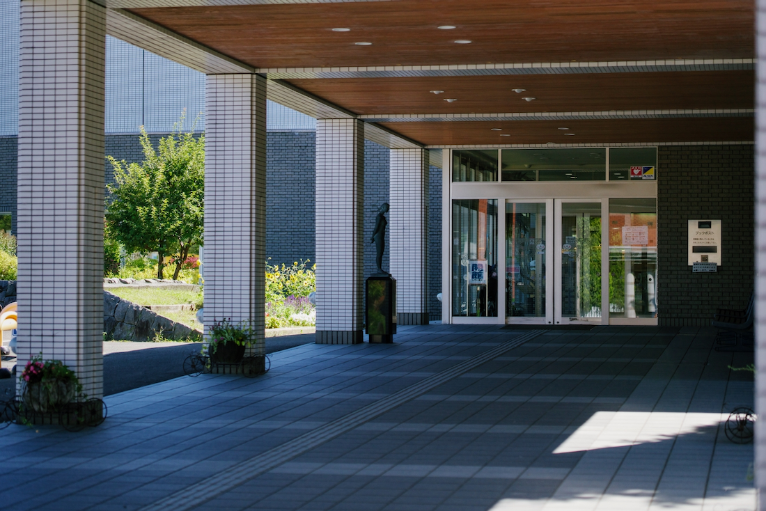 恵庭市立図書館の入口