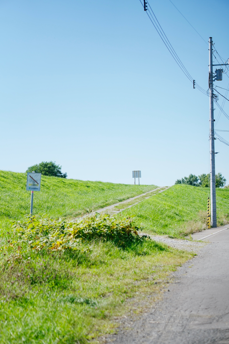 公園を出て千歳川の堤防をめざす